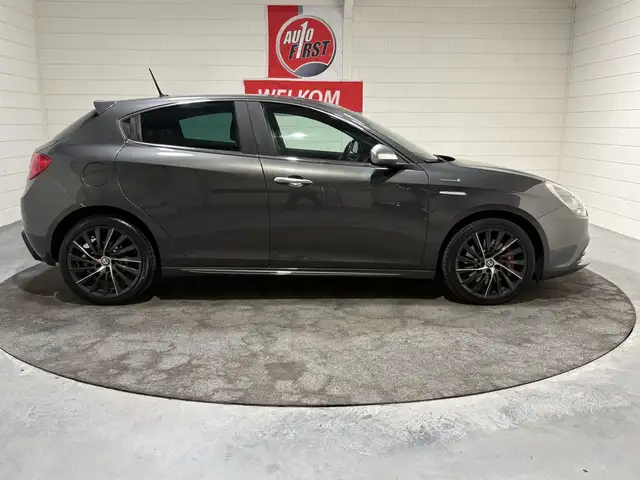 Alfa Romeo Giulietta view 5