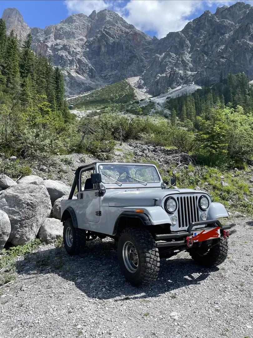 Jeep CJ-7 Grau - 1