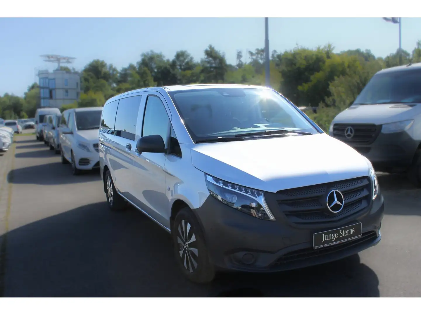 Mercedes-Benz Vito 124 CDI 4x4 Tourer+PRO+Lang+LED+AHK+Klima+ Silber - 2