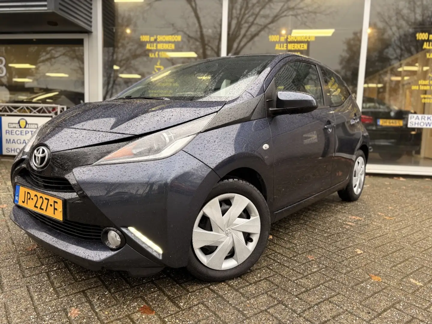 Toyota Aygo 1.0 VVT-i x-play Clima/Bluetooth/Cruise/camera Bleu - 1