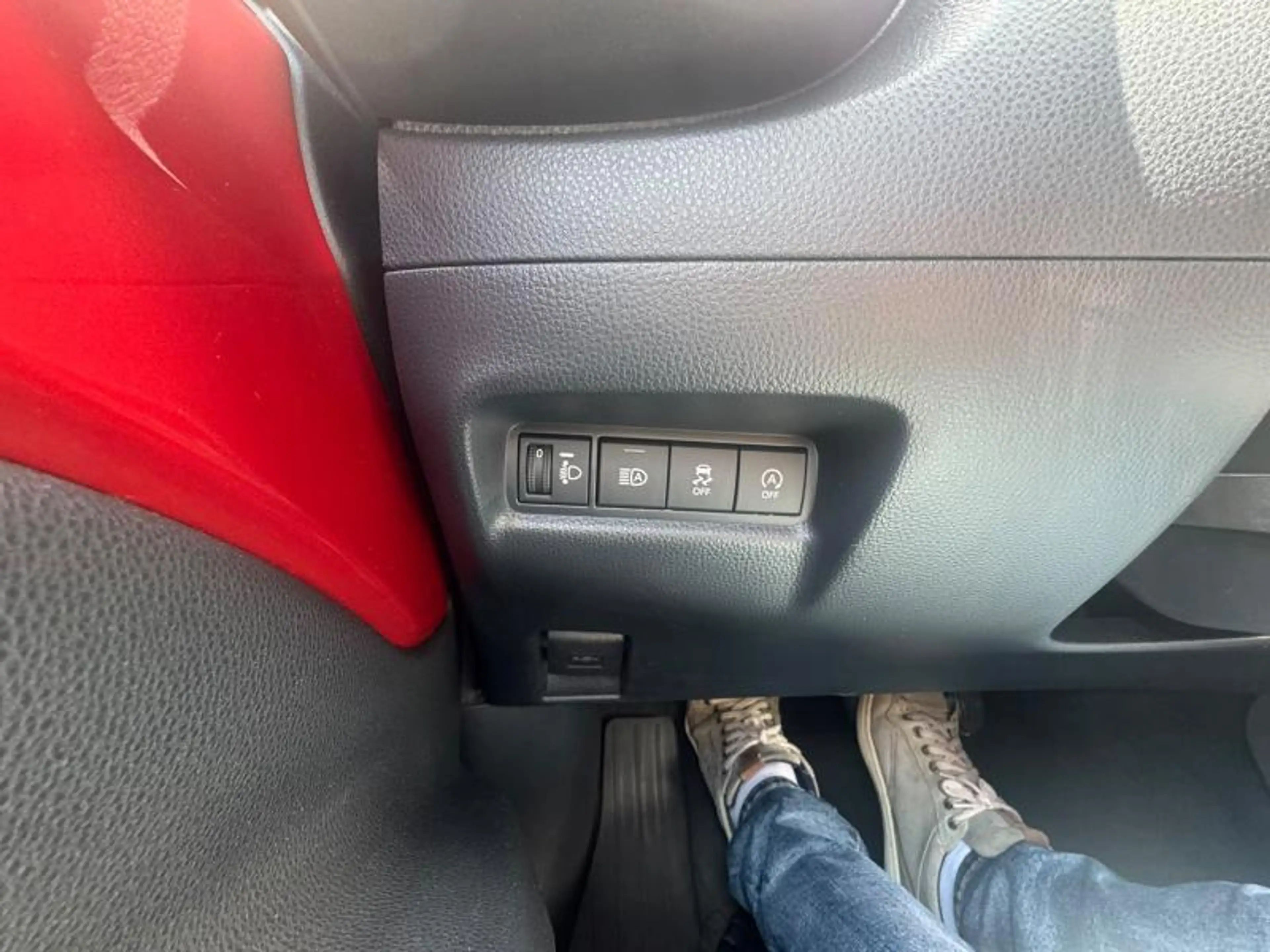 Toyota Aygo X Hatchback 1.0L MT X pulse + tech pack — photo 13