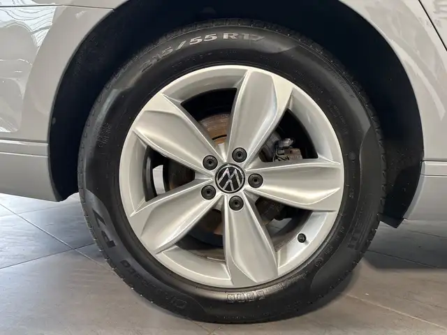 Volkswagen Passat view 3