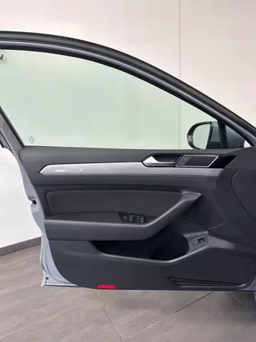 Volkswagen Passat view 9