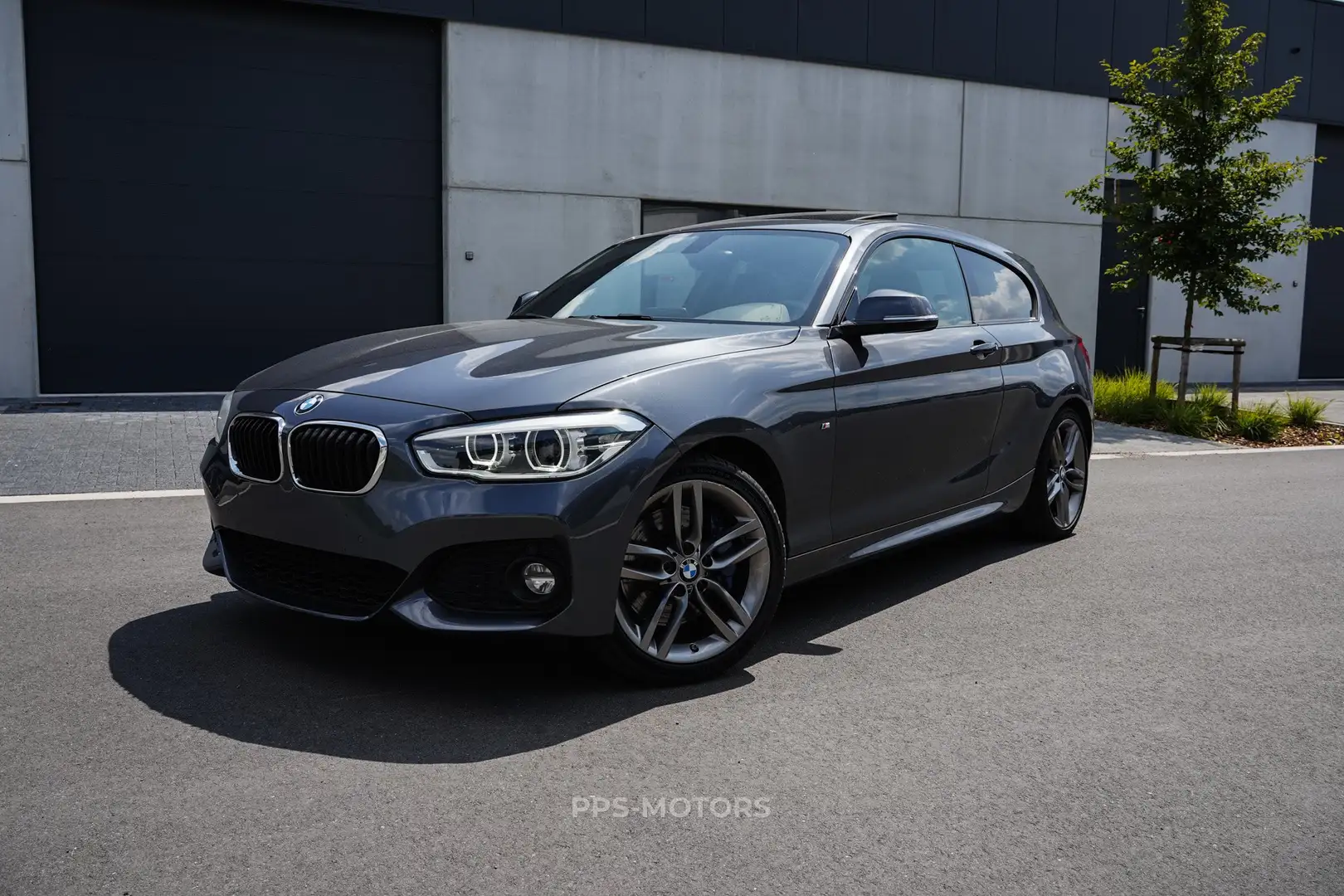 BMW 120 iA SPORT M-PAKKET | OPEN DAK | XENON | BMW SERVICE Grau - 2