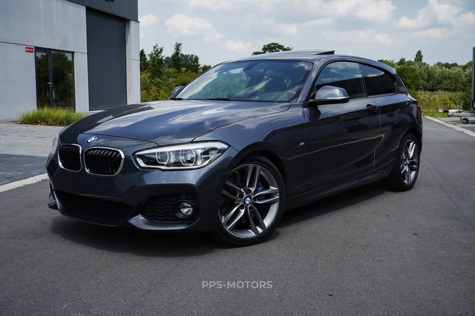 BMW 120 iA SPORT M-PAKKET | OPEN DAK | XENON | BMW SERVICE Grau - 1