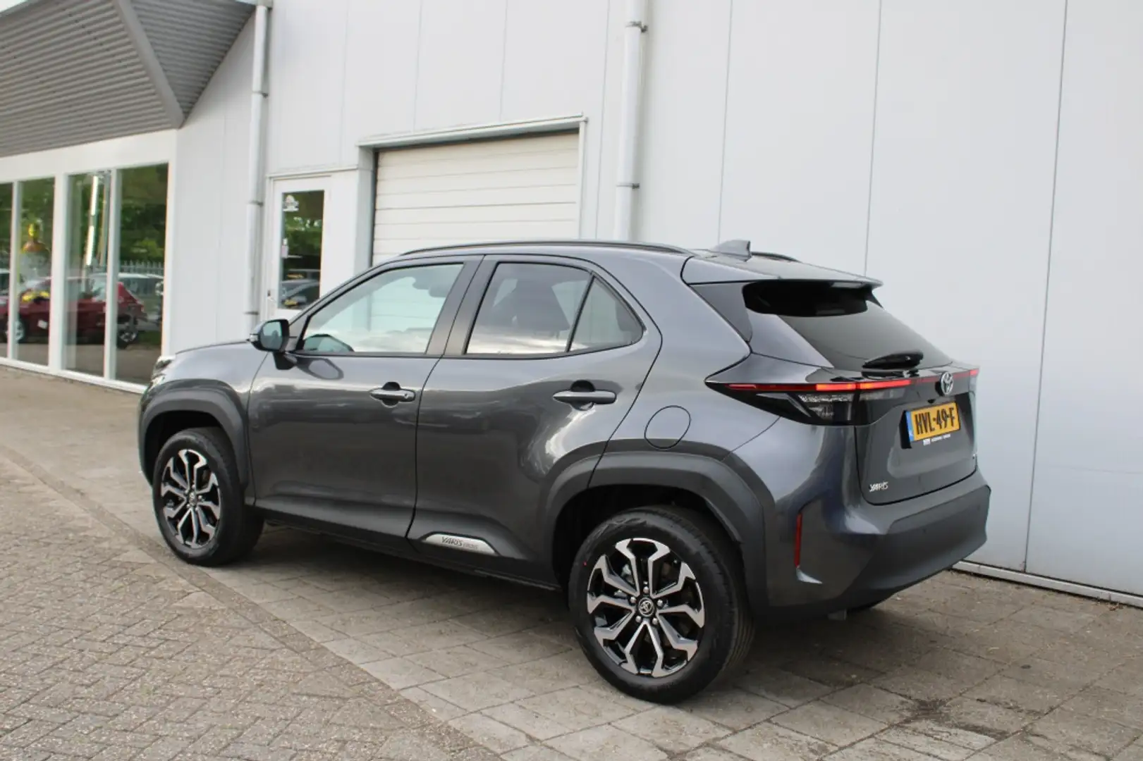 Toyota Yaris Cross 1.5 Hybr 130 Dynamic + Comfort Pakket Grigio - 2