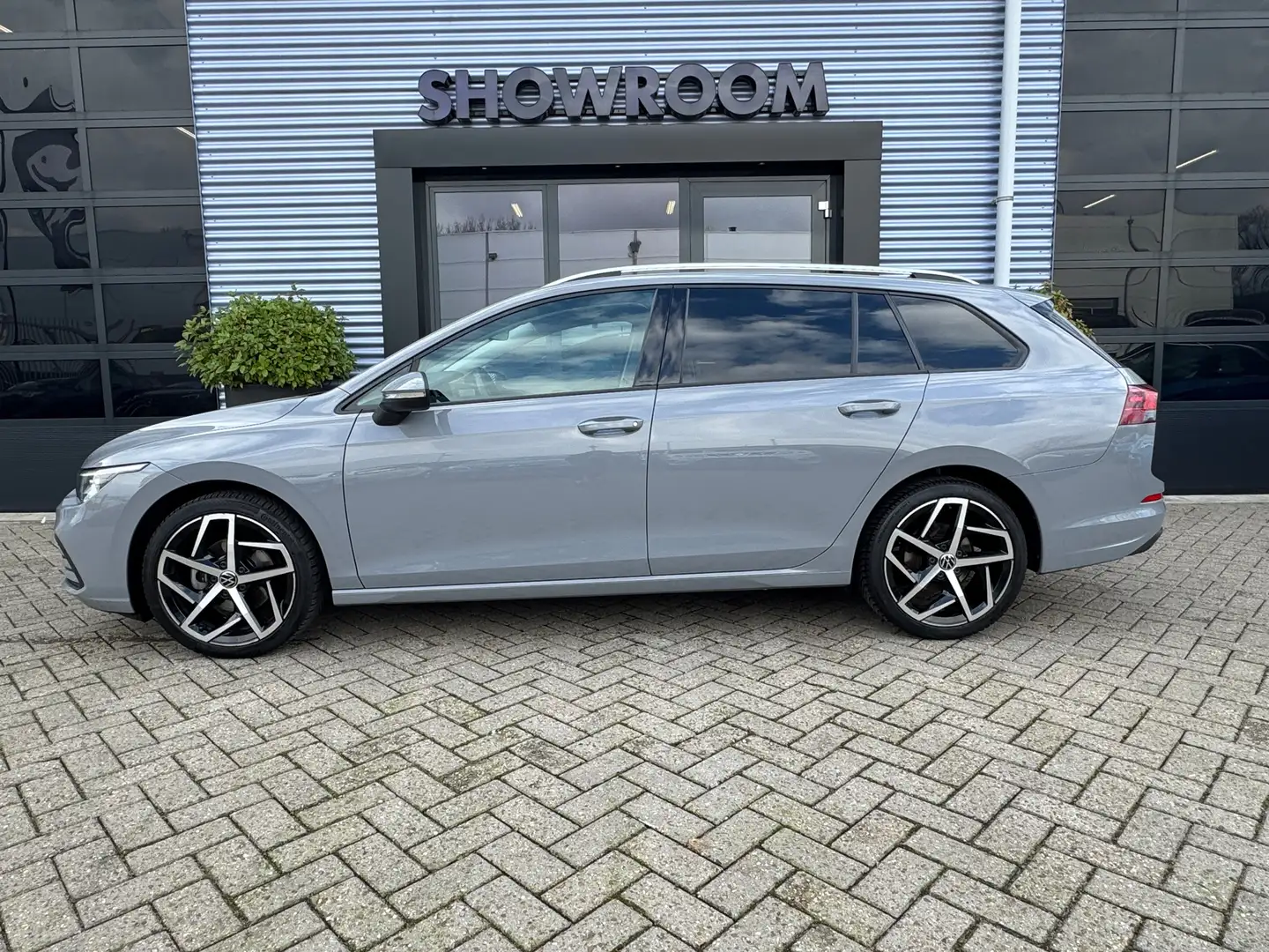 Volkswagen Golf Variant 1.0 eTSI Life Automaat|Apple Carplay|Pano|Camera | Gris - 2