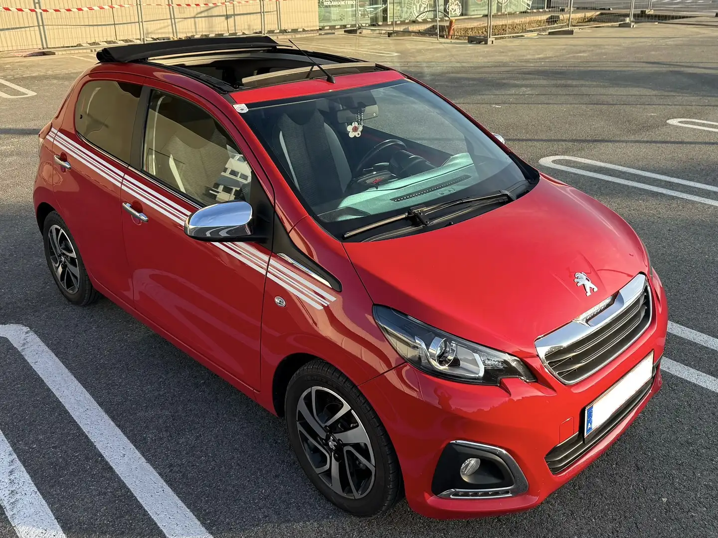 Peugeot 108 1,2 PureTech 82 Top! Collection Rot - 1