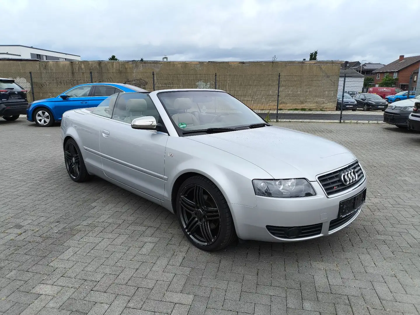 Audi A4 Cabriolet 1.8T, S-LINE,LEDER,KLIMA,SITHEIZUNG Silber - 1