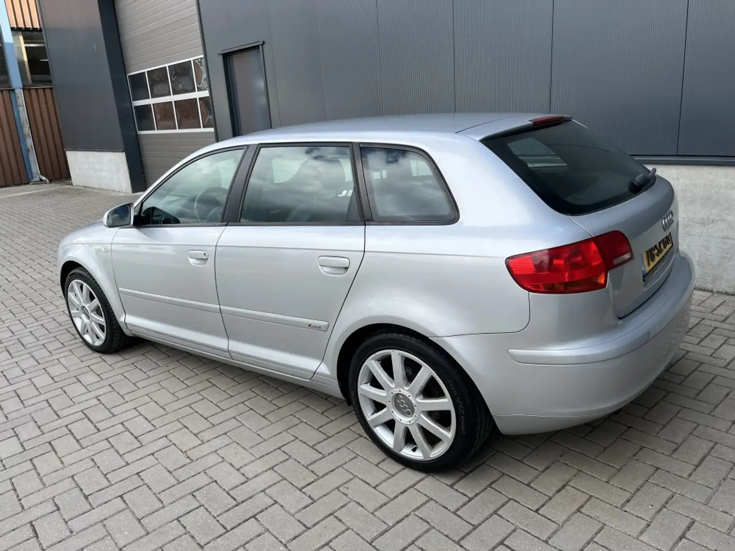 Audi A3 Sportback 1.6 FSI Ambition Grijs - 2