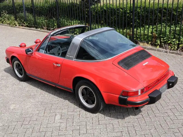 Porsche 911 view 7