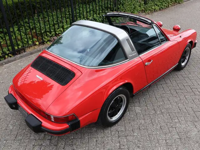 Porsche 911 view 12