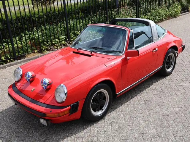 Porsche 911 view 3