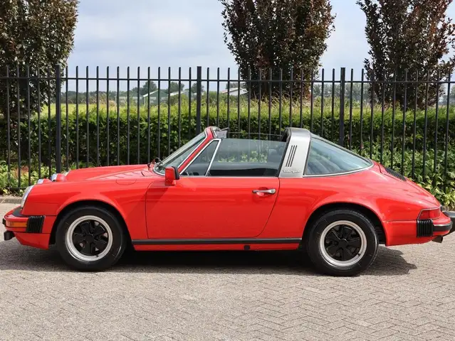 Porsche 911 view 5