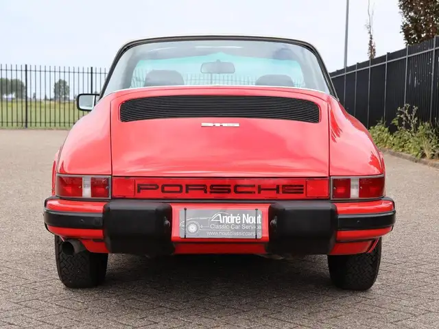 Porsche 911 view 10