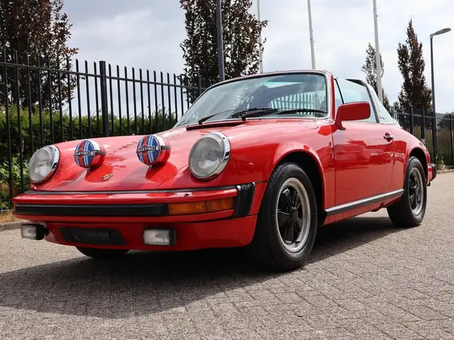Porsche 911 view 4