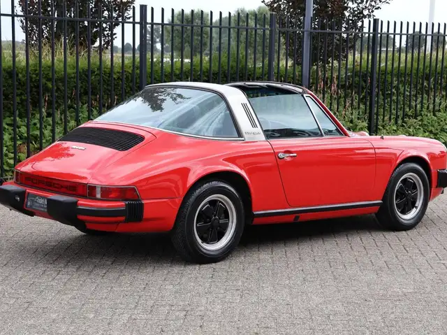 Porsche 911 view 11