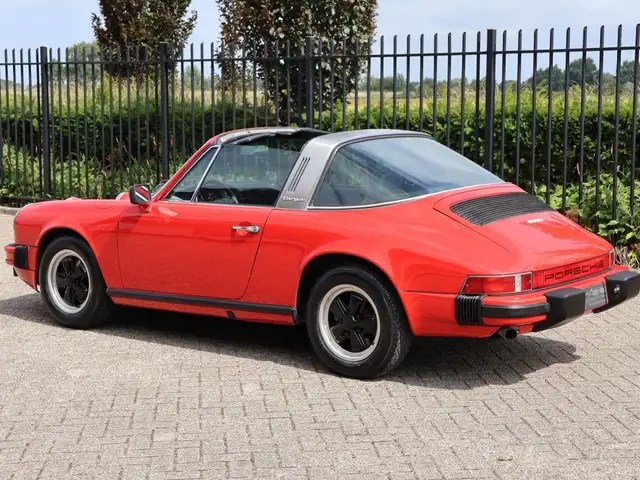 Porsche 911 view 6