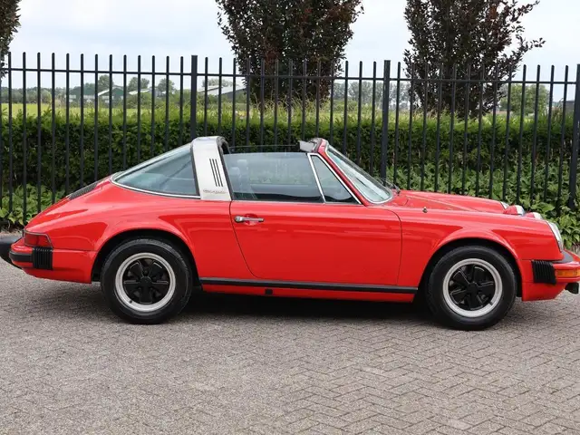 Porsche 911 view 14