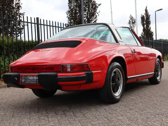 Porsche 911 view 13