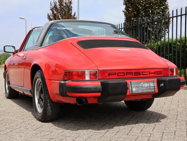Porsche 911 view 8
