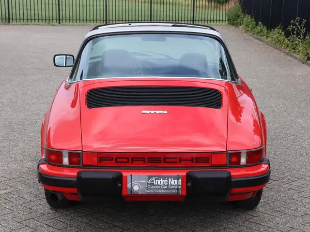 Porsche 911 view 9
