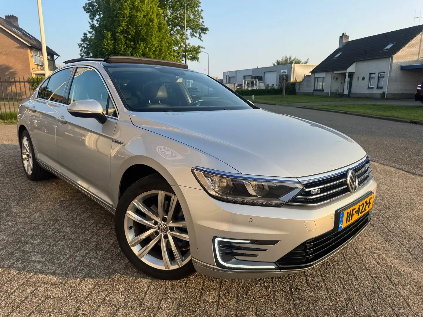 Volkswagen Passat 1.4 TSI GTE Highline PANODAK, Trekhaak, Alcantara Grijs - 2