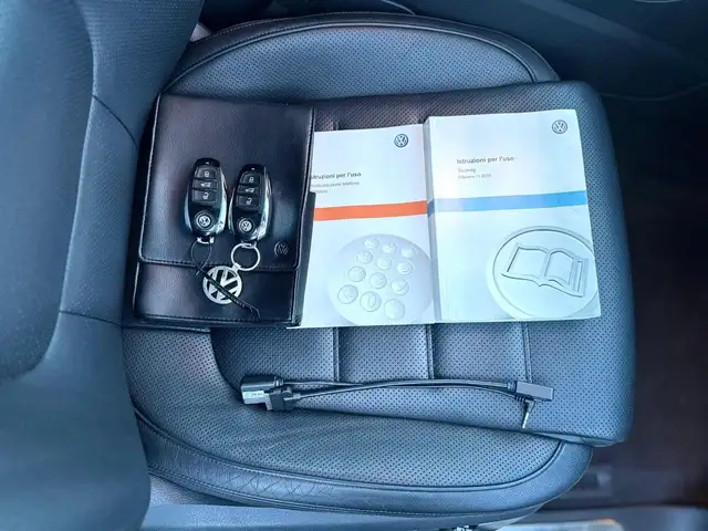 Volkswagen Touareg view 14