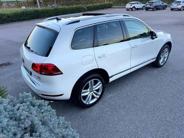 Volkswagen Touareg view 4
