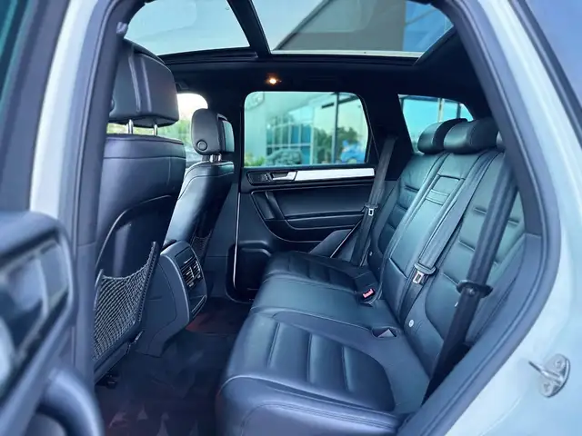 Volkswagen Touareg view 9