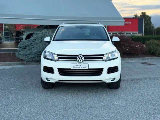 Volkswagen Touareg view 2