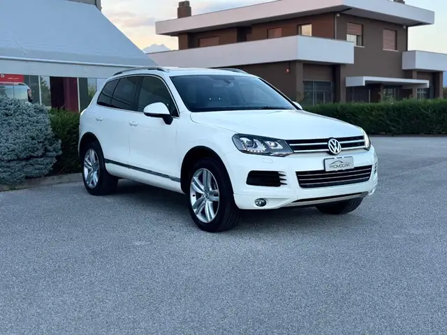 Volkswagen Touareg view 3