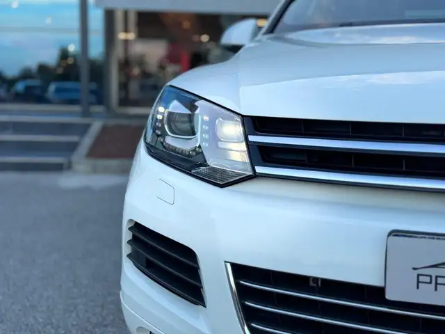 Volkswagen Touareg view 18