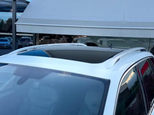Volkswagen Touareg view 6
