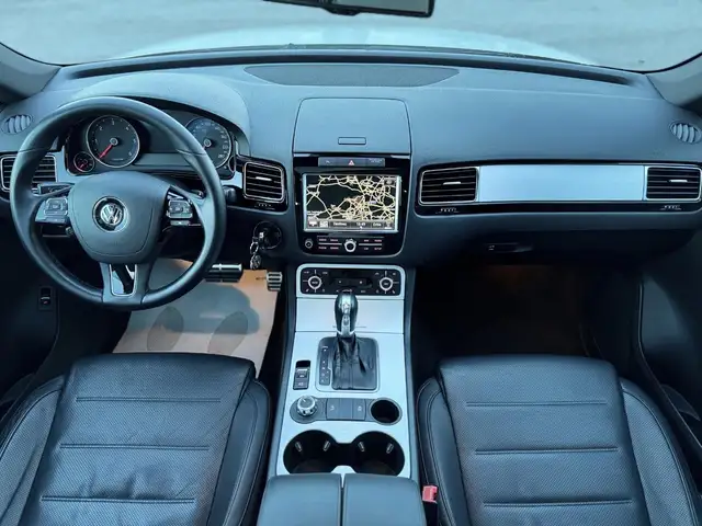 Volkswagen Touareg view 10