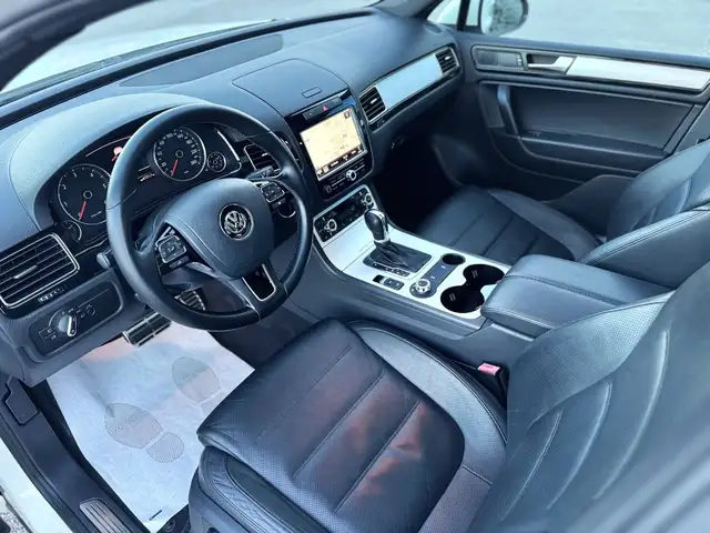 Volkswagen Touareg view 7