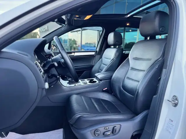 Volkswagen Touareg view 8