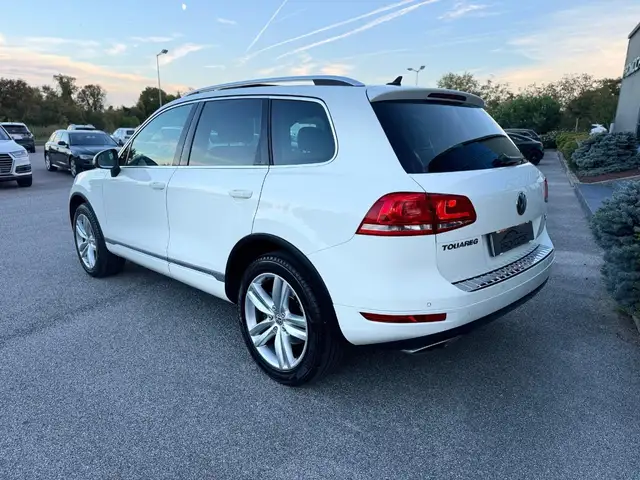 Volkswagen Touareg view 5