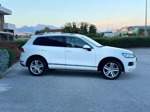 Volkswagen Touareg view 17
