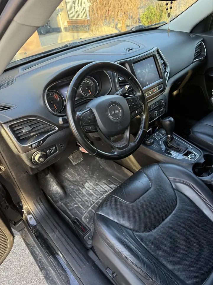 Jeep Cherokee снимка Jeep Cherokee