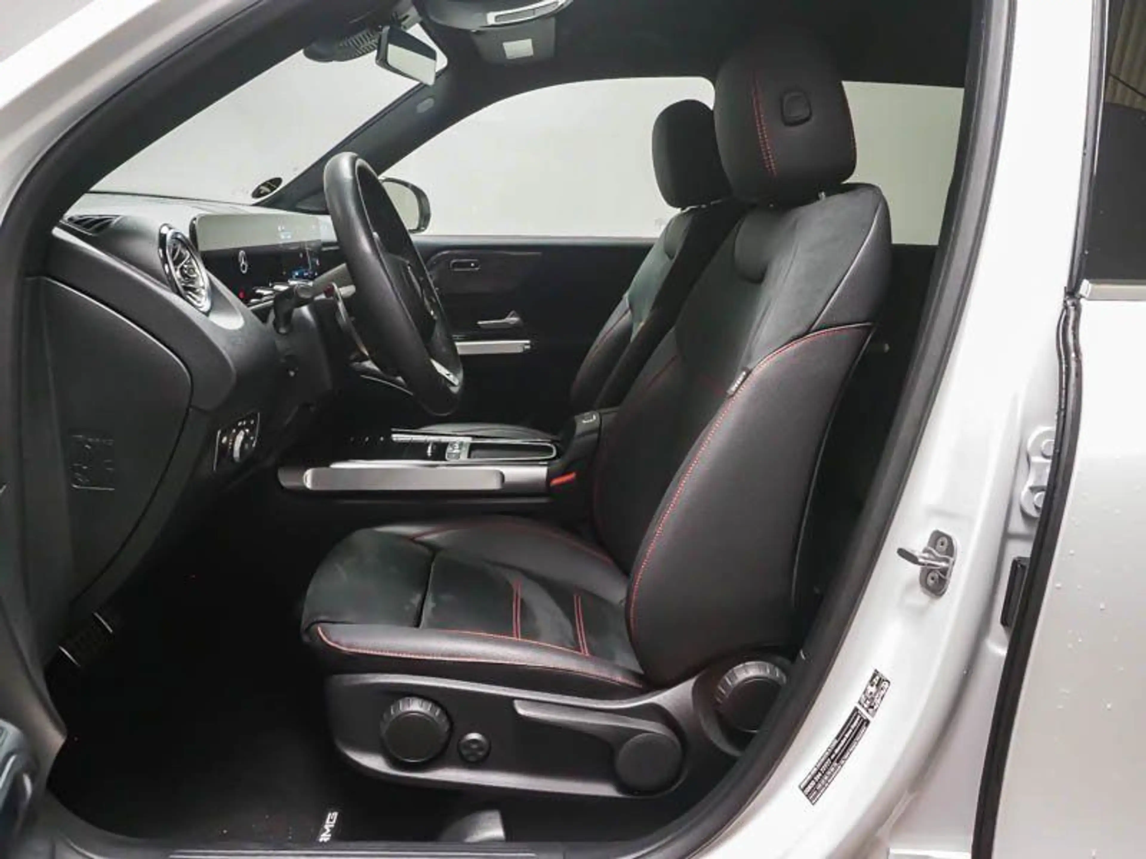 Mercedes-Benz GLB 35 AMG Mercedes-AMG GLB 35 4M ADVANCED+ AHK MBEAM KEYLG — photo 5