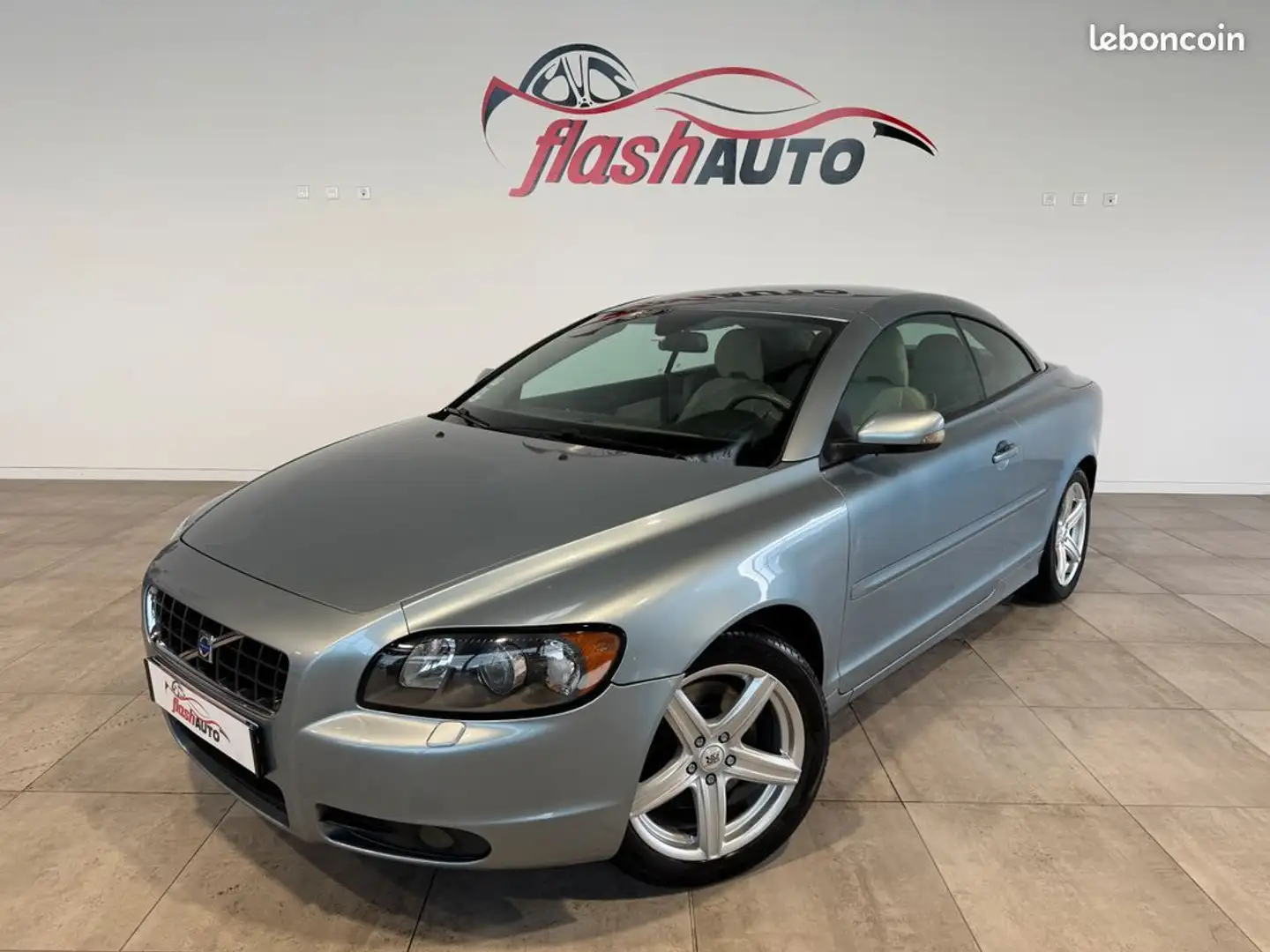 Volvo C70 CC 2.4 TDi D5 180cv-BVA-ATTELAGE-2007 Gris - 1