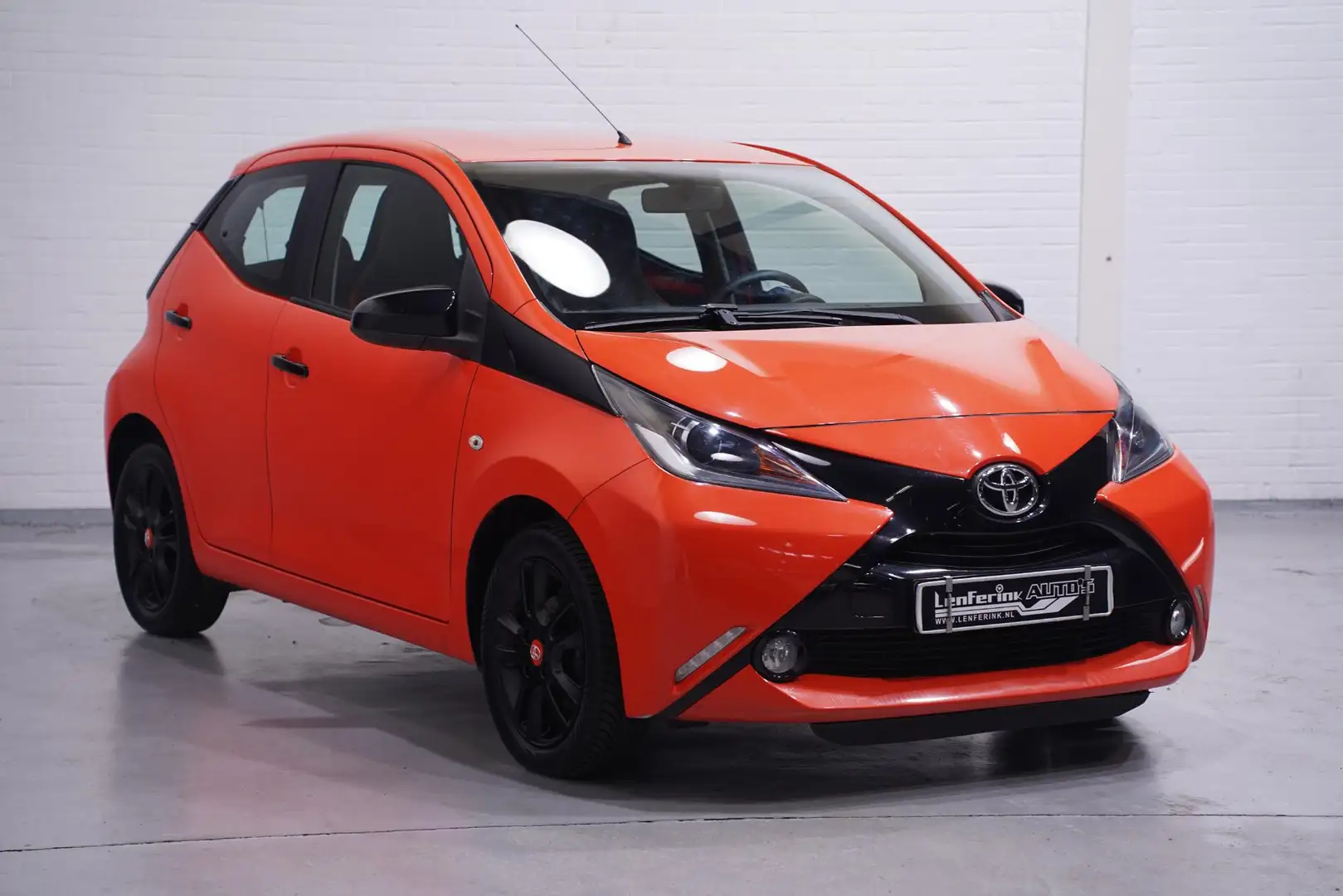 Toyota Aygo 1.0 VVT-i X-Cite Orange Edition 5 Drs Airco Camera Oranje - 2