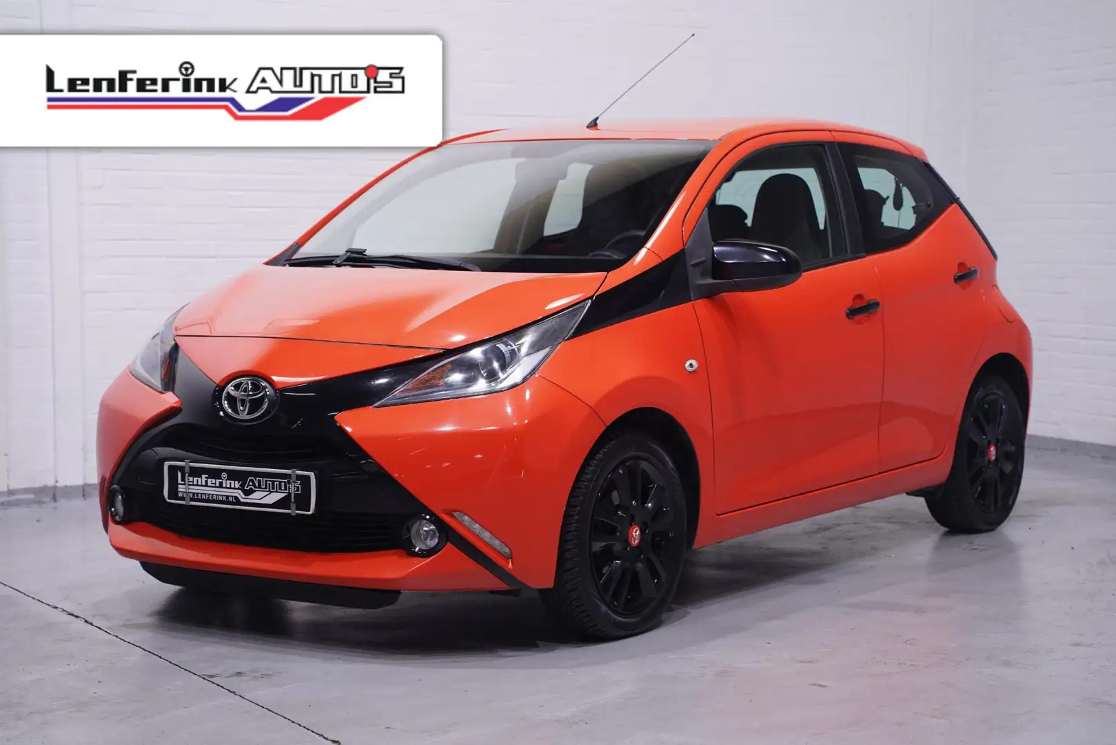 Toyota Aygo 1.0 VVT-i X-Cite Orange Edition 5 Drs Airco Camera Oranje - 1