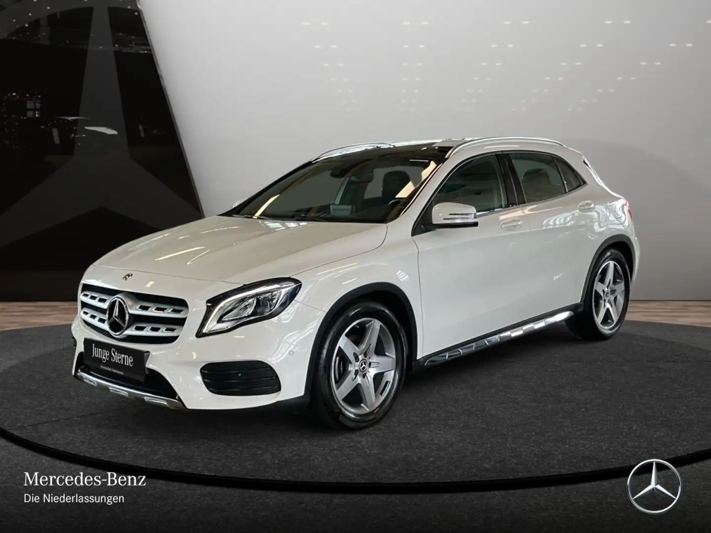 Mercedes-Benz GLA 200 AMG Pano LED Navi Laderaump PTS 7G-DCT Wit - 2