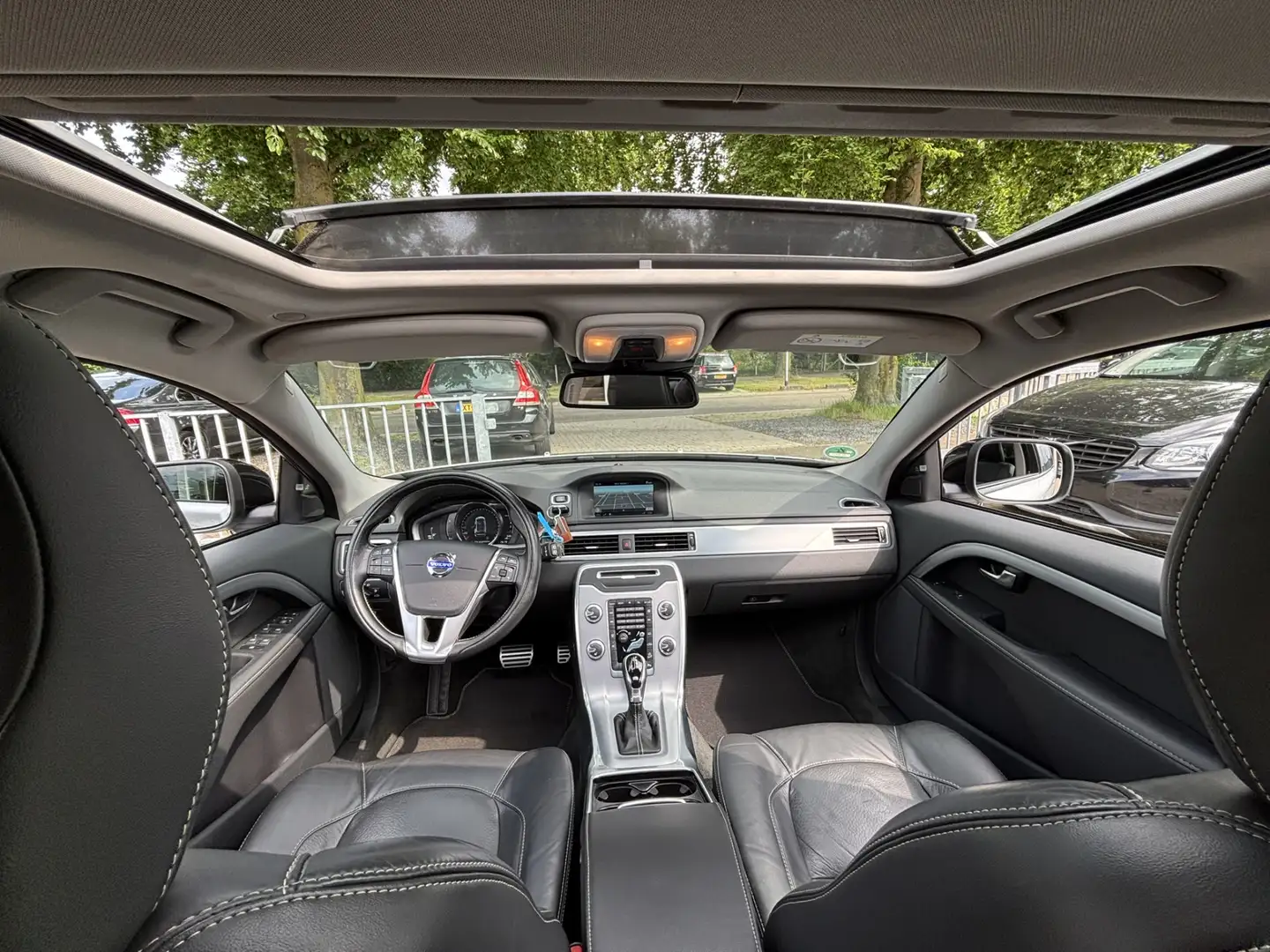 Volvo XC70 2.4 D4 AWD Dynamic Intellisafe Schuifdak Standkach Zilver - 2