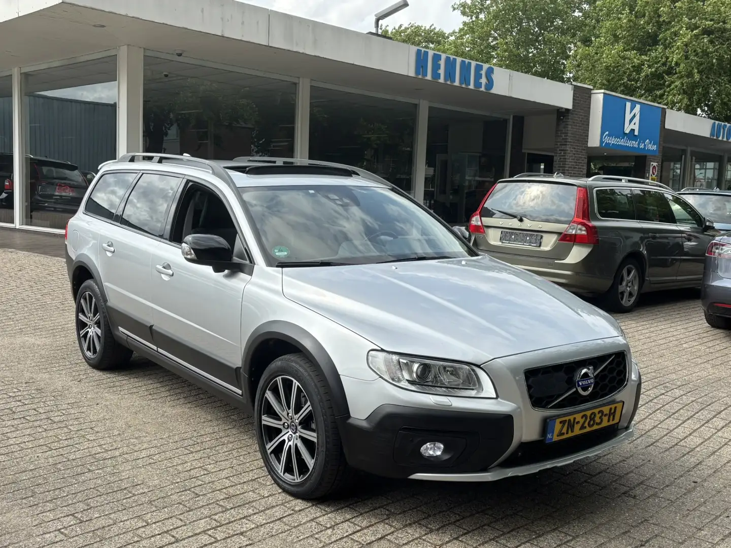 Volvo XC70 2.4 D4 AWD Dynamic Intellisafe Schuifdak Standkach Zilver - 1
