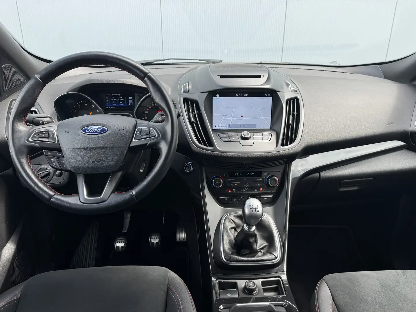 Ford Kuga 1.5 EcoBoost 150pk ST Line Navigatie/Trekhaak/Came Zwart - 2