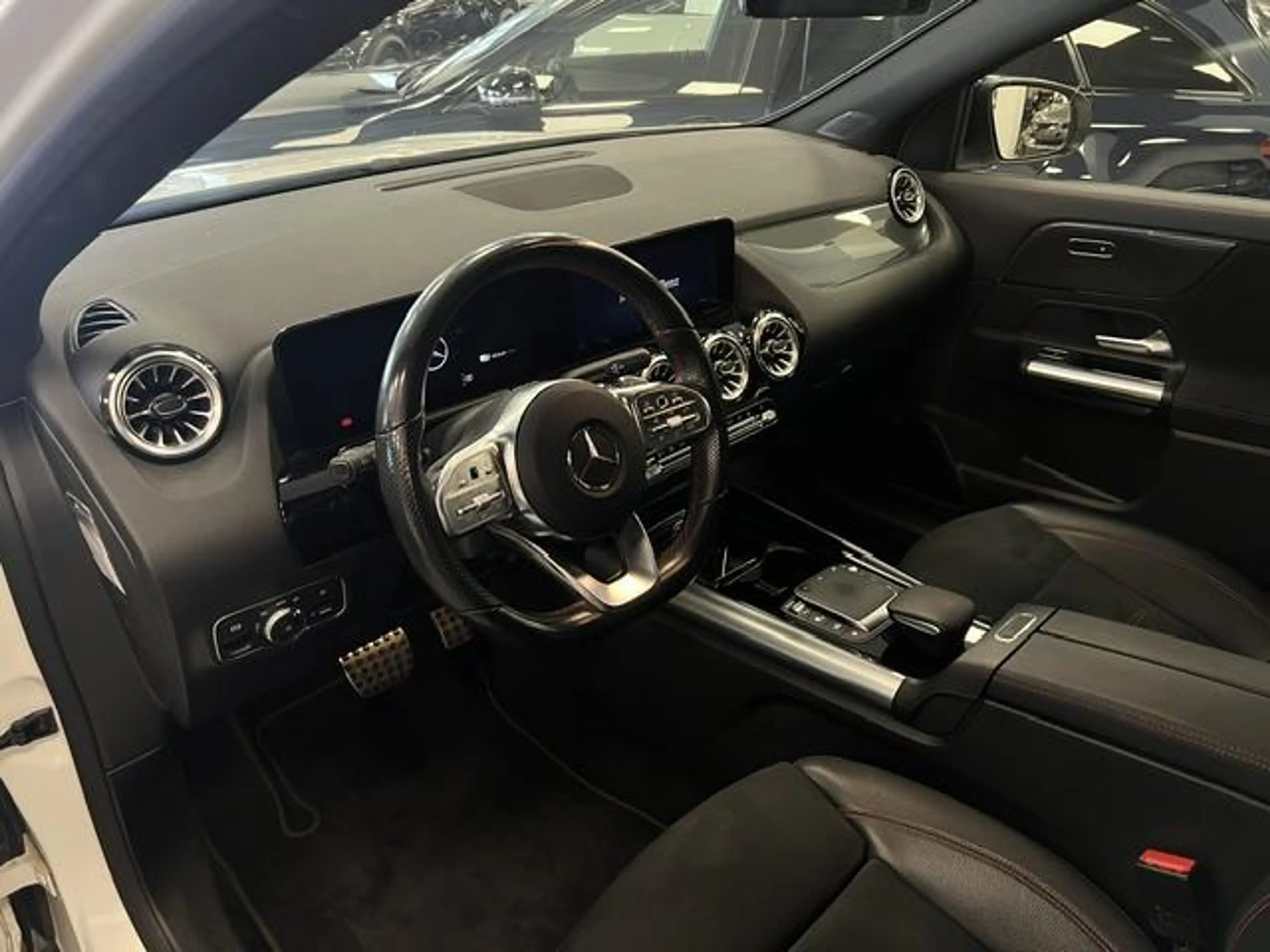 Mercedes-Benz GLA 250 e AMG Line PLUG-IN HYBRID / PANODAK / LEDER / TREK — photo 8