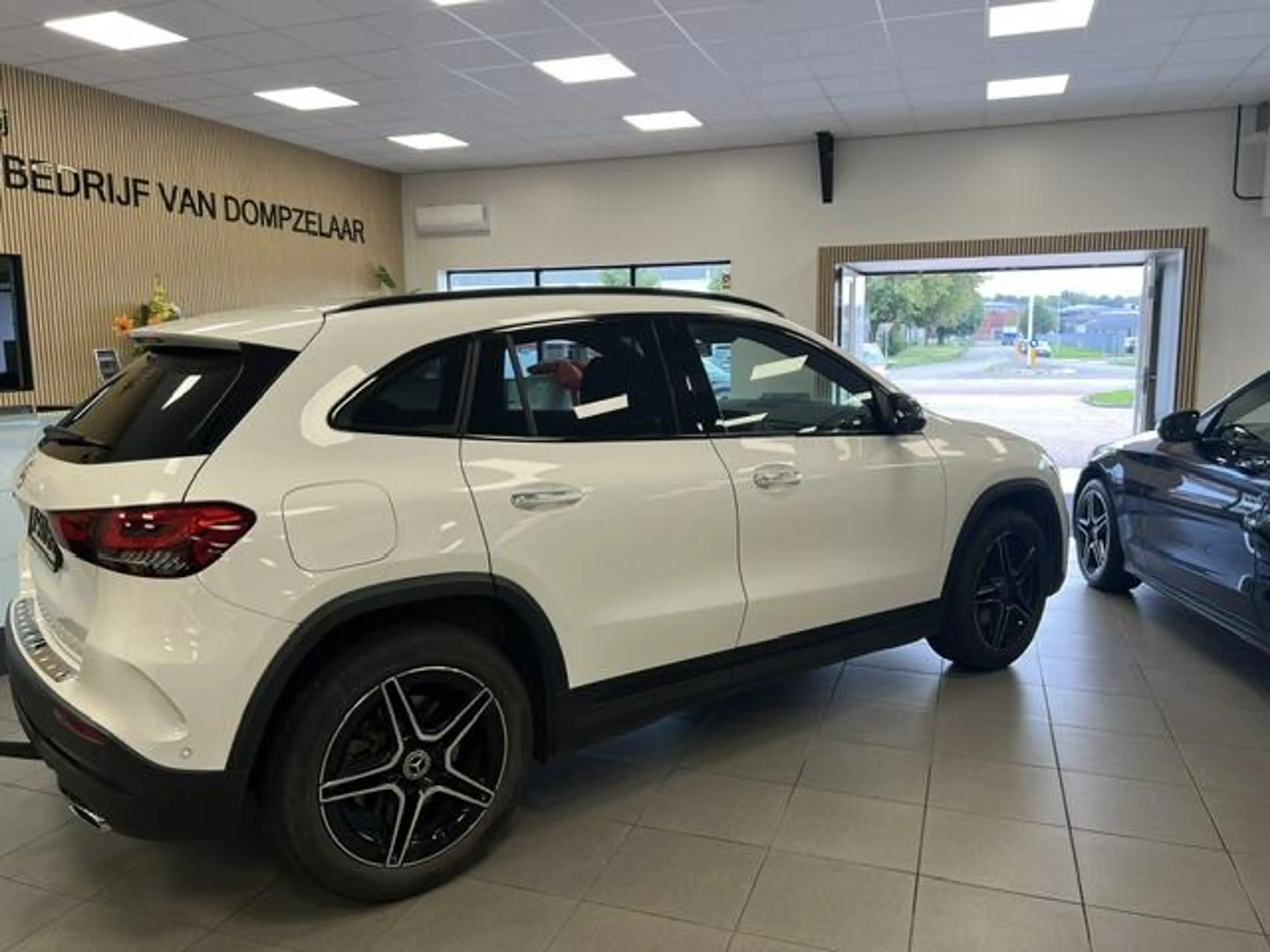 Mercedes-Benz GLA 250 e AMG Line PLUG-IN HYBRID / PANODAK / LEDER / TREK — photo 5